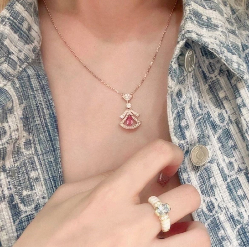 Bv1g*ai necklaces